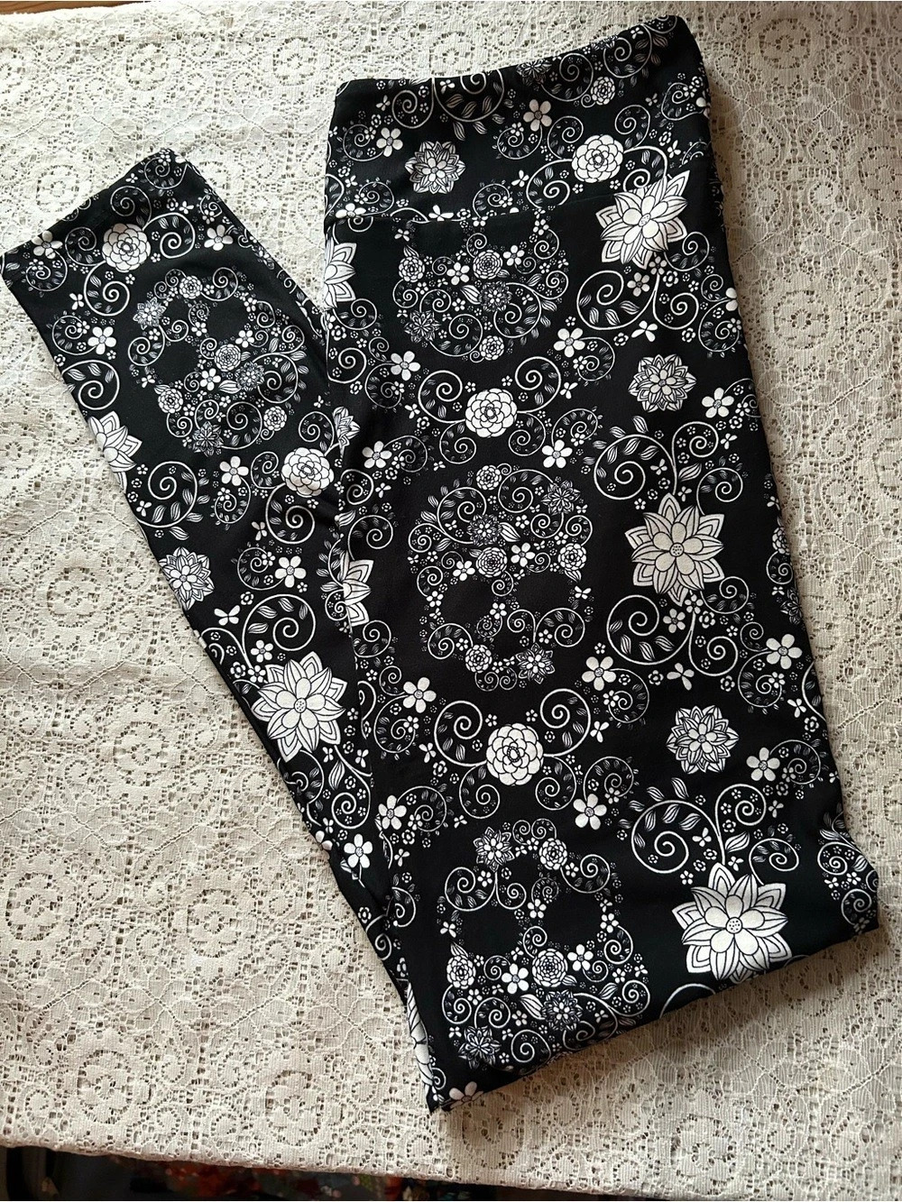 LuLaRoe Sugar Skull Leggings Floral Black & White Sz TC (12-18) Rare HTF Unicorn